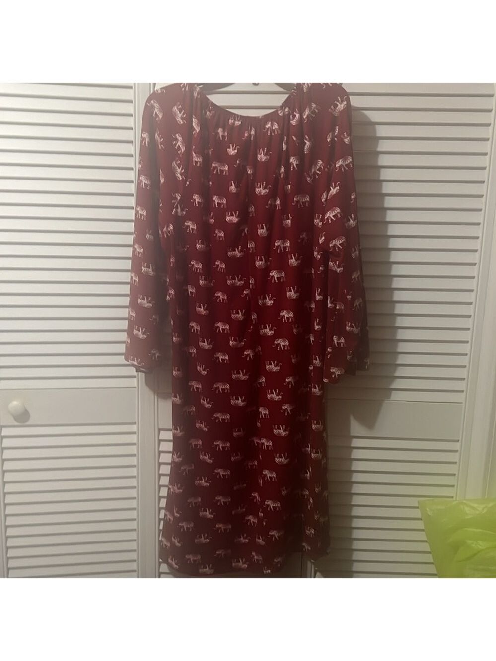 A woman dress - Picture 3 of 3